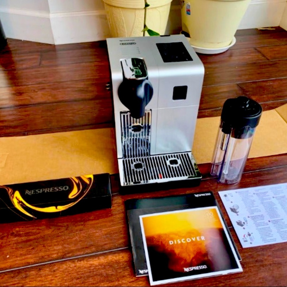 Like new Nespresso Lattissima Pro Espresso Machine by De'Longhi